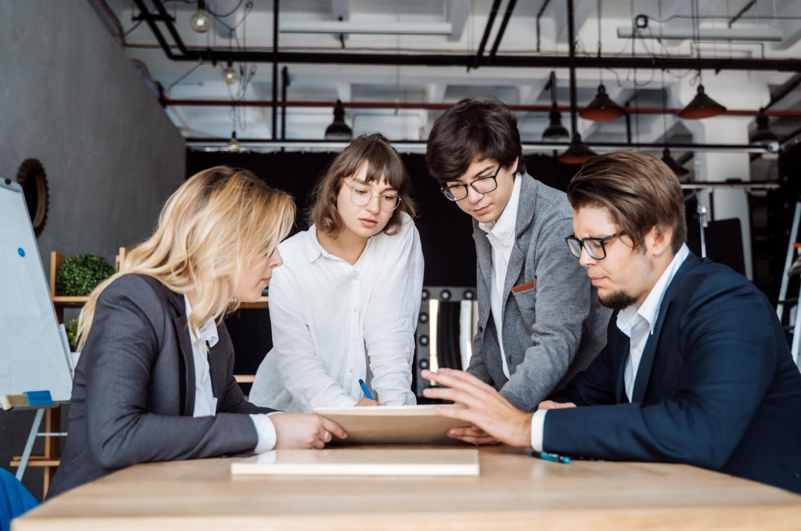 Étudiant travaillant sur son budget personnel avec des documents et calculatrice